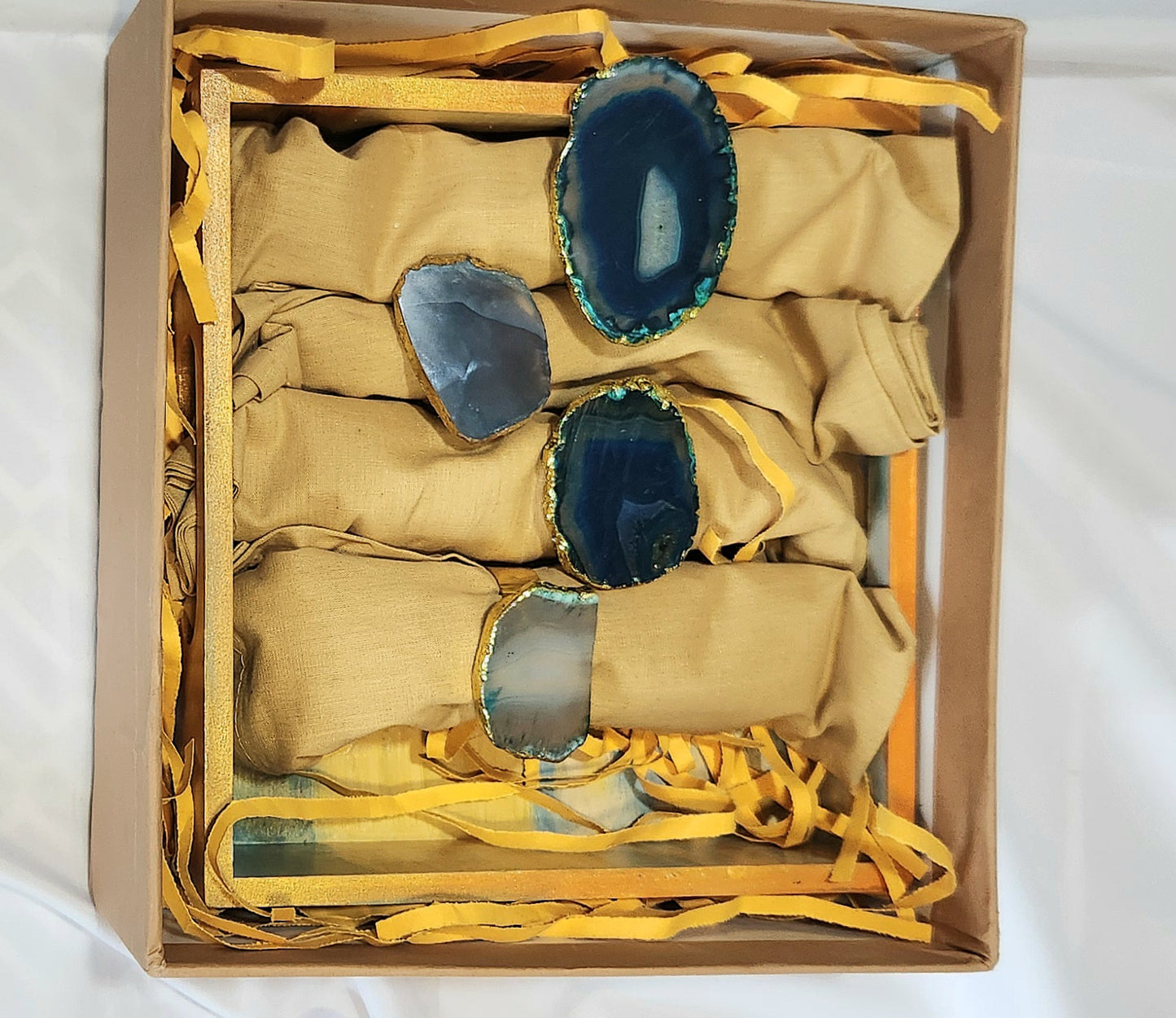 Gift Set: Candle with pair of Agate raw cut napkin rings